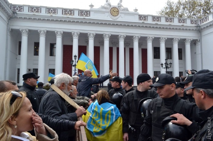Заместитель одесского мэра силой разблокировал входы в горадминистрацию
