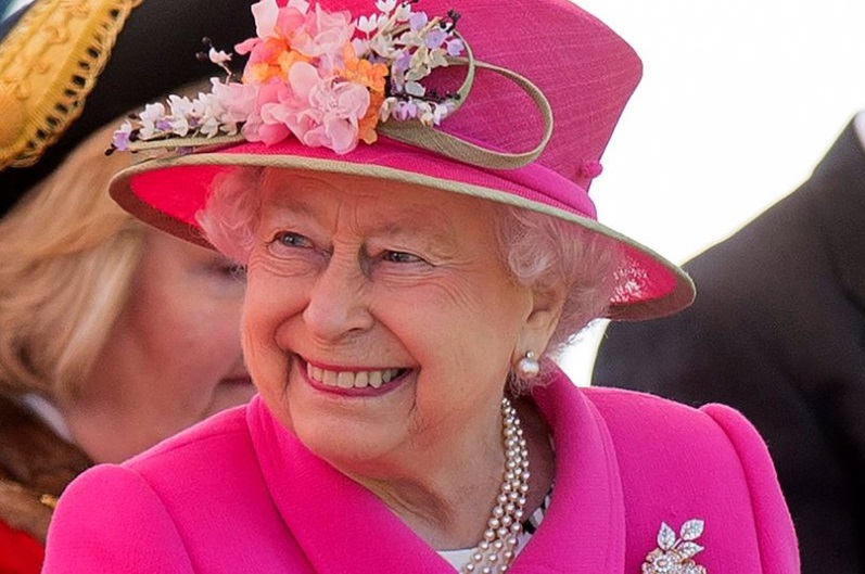 Родилась девочка? Королева намекнула на появление ребенка Меган Маркл