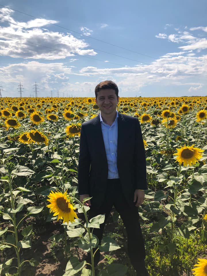 Зеленский "зарядился позитивом" в поле подсолнухов: появилось фото