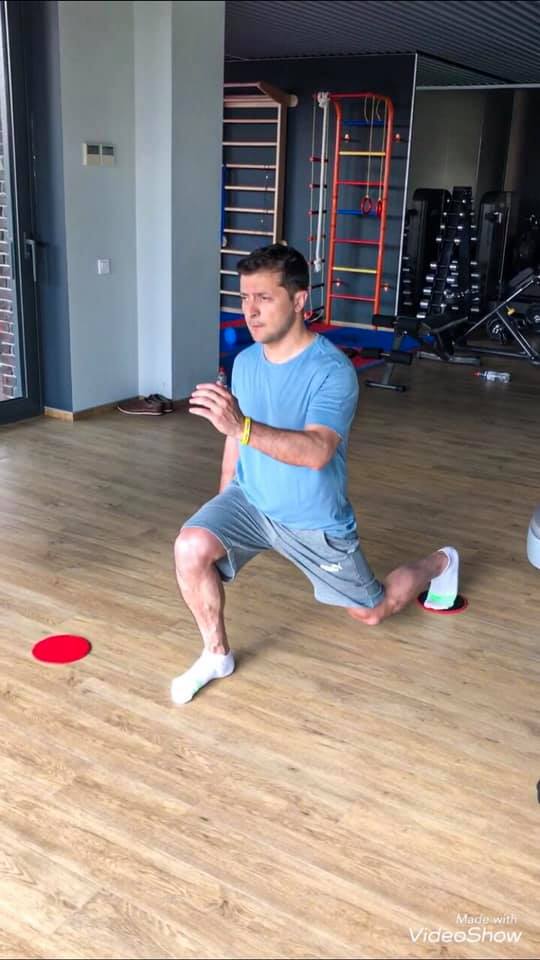 Зеленский в шортах показал, как проходит его утро