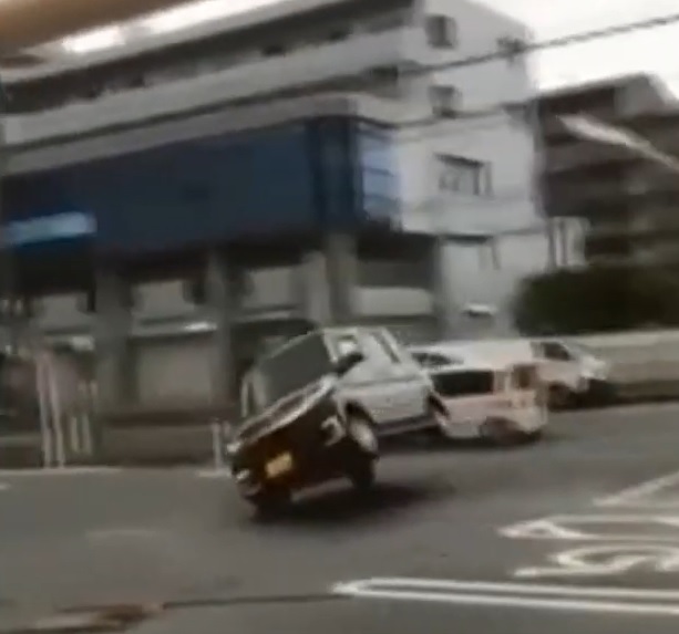 На Японію обрушився потужний тайфун: вітер піднімає автомобілі (відео)