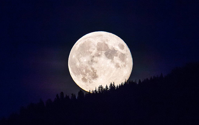 Полнолуние и ретроградный Меркурий в октябре: названы даты опасных дней