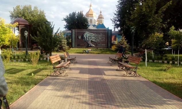 Под Киевом россиянин осквернил мемориал в честь Героев Небесной Сотни (видео)