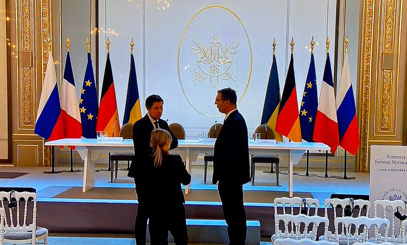 Зеленский и Путин начали встречу, ради которой прервали нормандский саммит