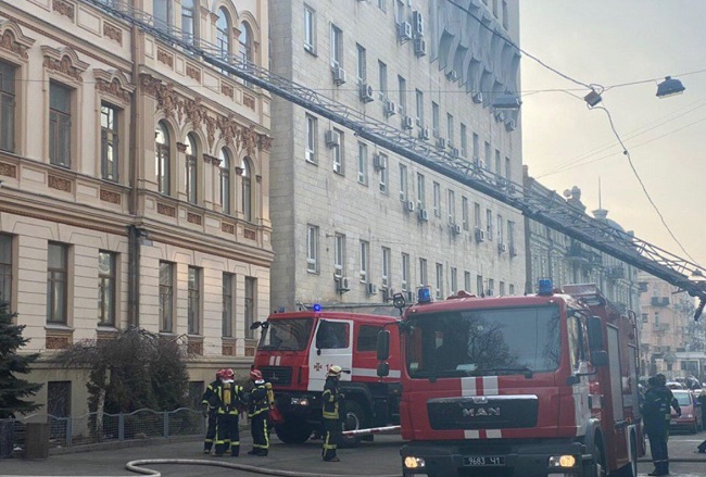 В Киеве горит Министерство культуры: внутри заблокированы люди (видео)