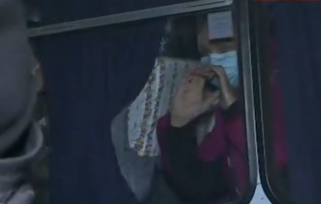 Новые Санжары: автобусы забросали камнями, а в ответ получили "сердечки"