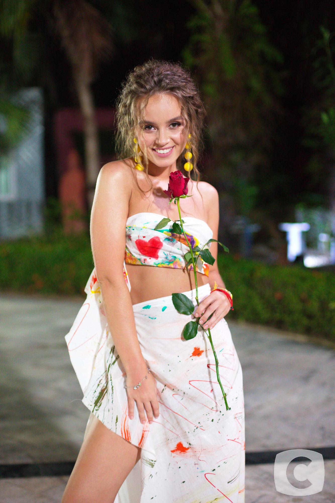 Холостяк-10 пятый выпуск: участницы поражают уникальными образами в стиле батик