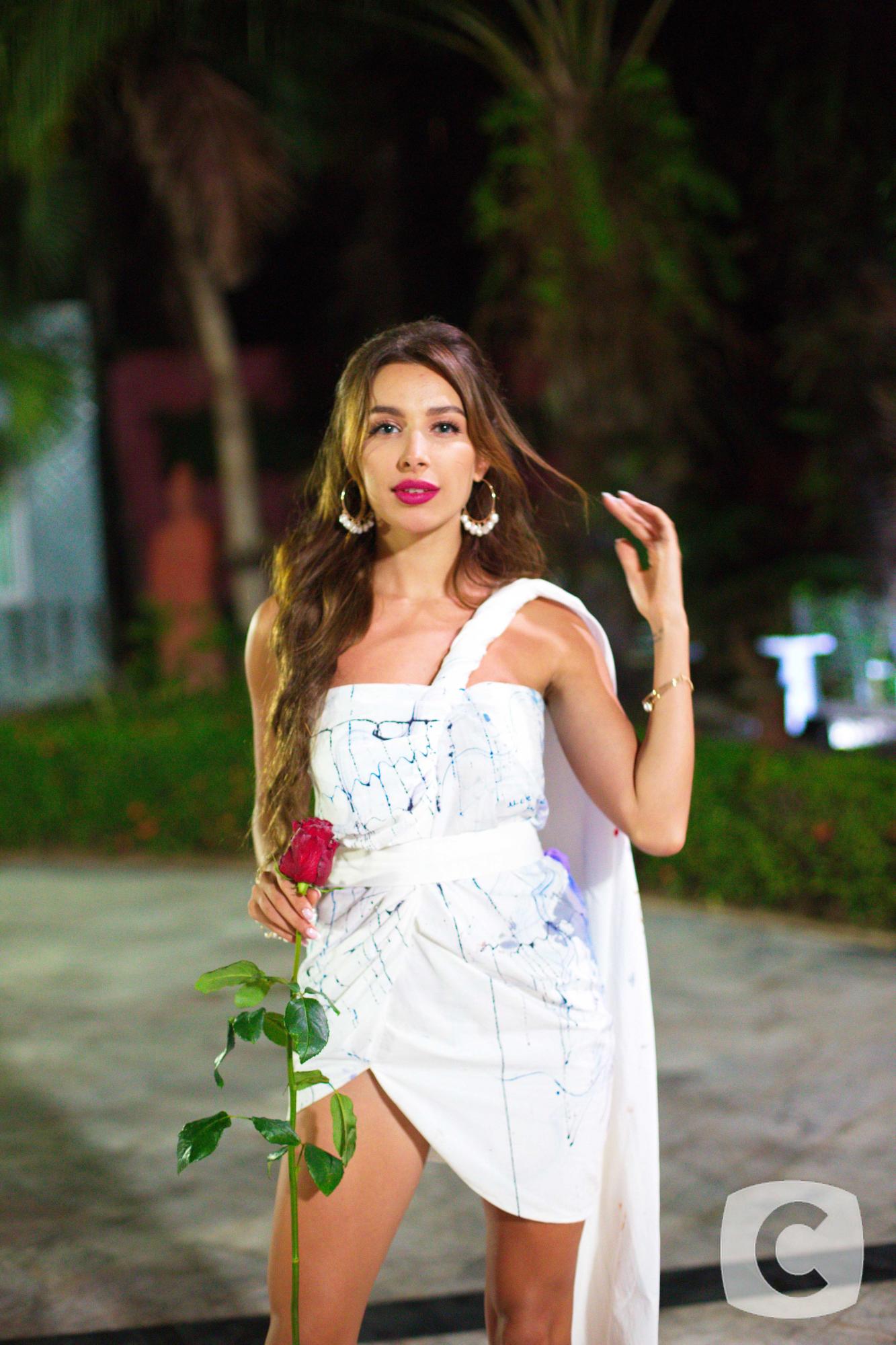 Холостяк-10 пятый выпуск: участницы поражают уникальными образами в стиле батик