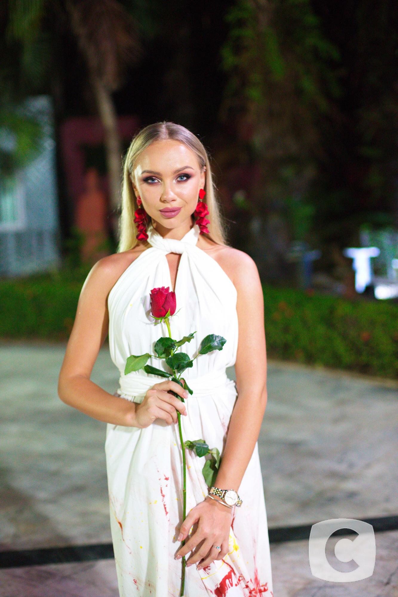 Холостяк-10 пятый выпуск: участницы поражают уникальными образами в стиле батик