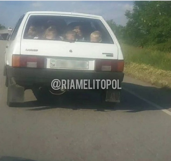 Утрамбовали 13 детей в старый ВАЗ и поехали в Кирилловку: фото "дикой" выходки