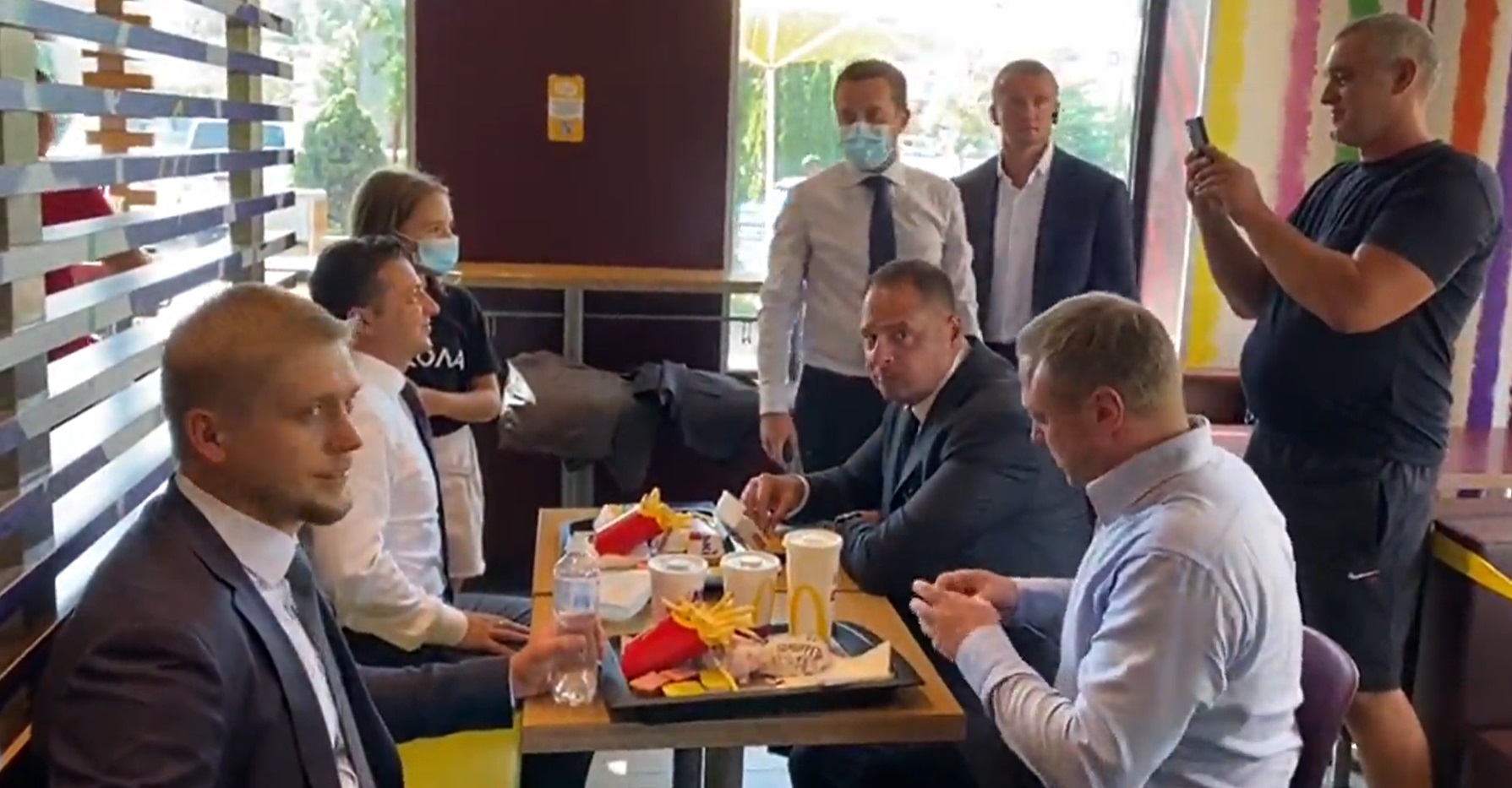 Без сыра - это гамбургер? Зеленский в маске заглянул в МакДональдс (видео)