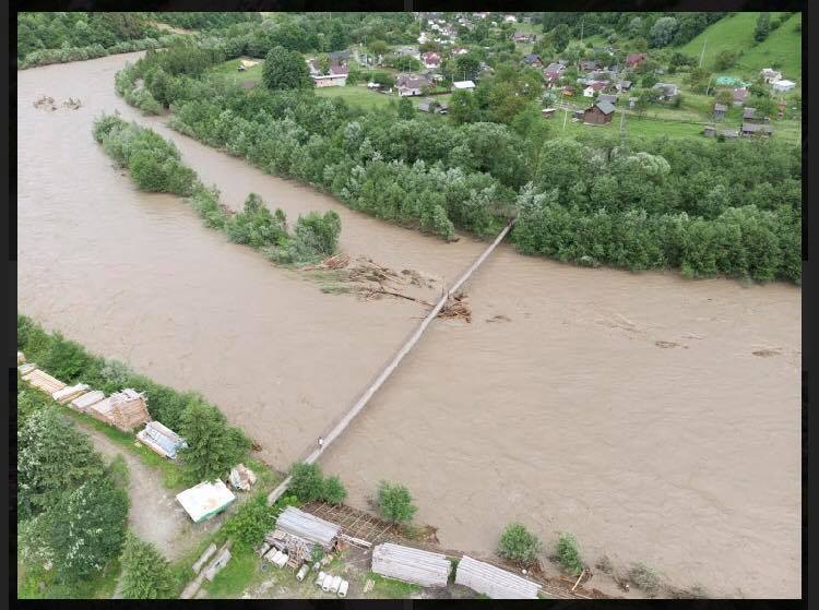 Разрушительное наводнение в Карпатах: как это было в 2008-м (фото)