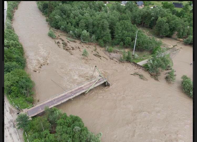 Разрушительное наводнение в Карпатах: как это было в 2008-м (фото)