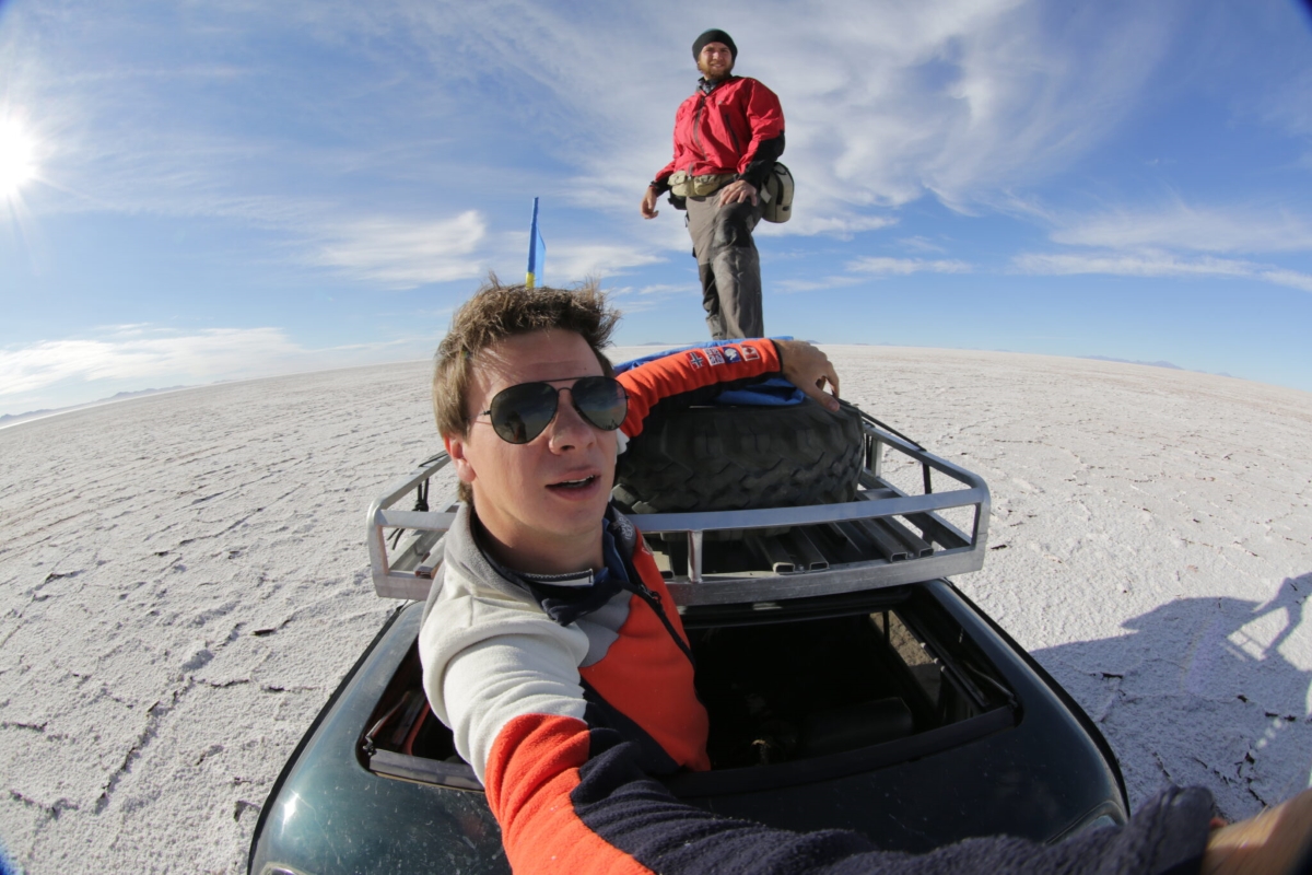 Лохматый ведущий: Дмитрий Комаров забавно посмеялся над первыми выпусками "Мира наизнанку"