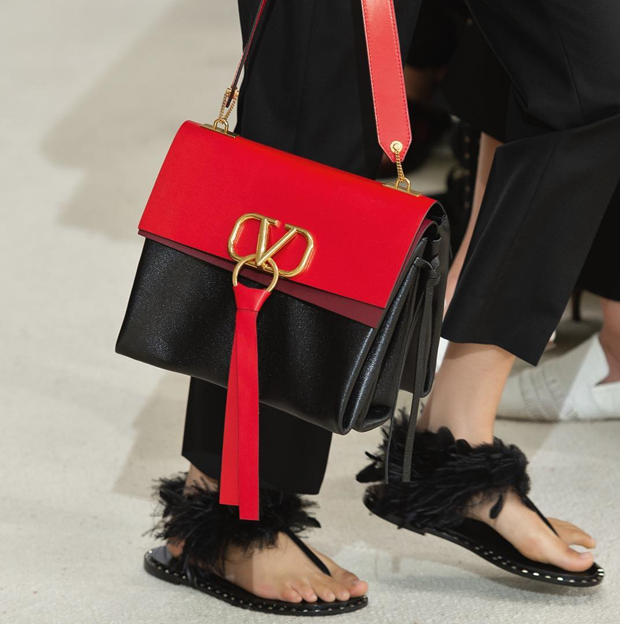 Босоножки с перьями марабу: как и с чем носить главный обувной тренд лета