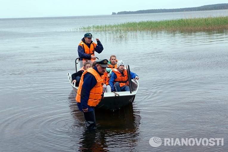 Лодка со спасшимися в Карелии детьми подплывает к берегу