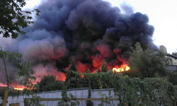 Во Львове горит бывшая военная часть