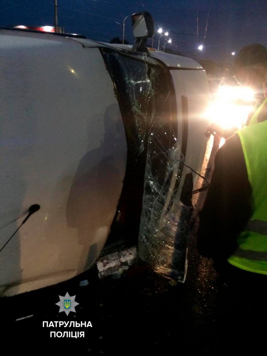 В Запорожье перевернулась маршрутка, есть пострадавшие