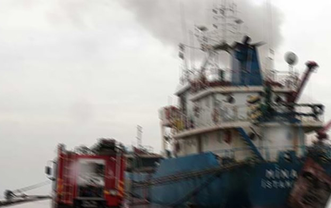 Вблизи Стамбула горит корабль, есть раненые