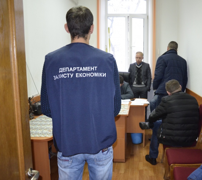 У Миколаївській обл. організатори мережі незаконного грального бізнесу намагалися підкупити прокурора