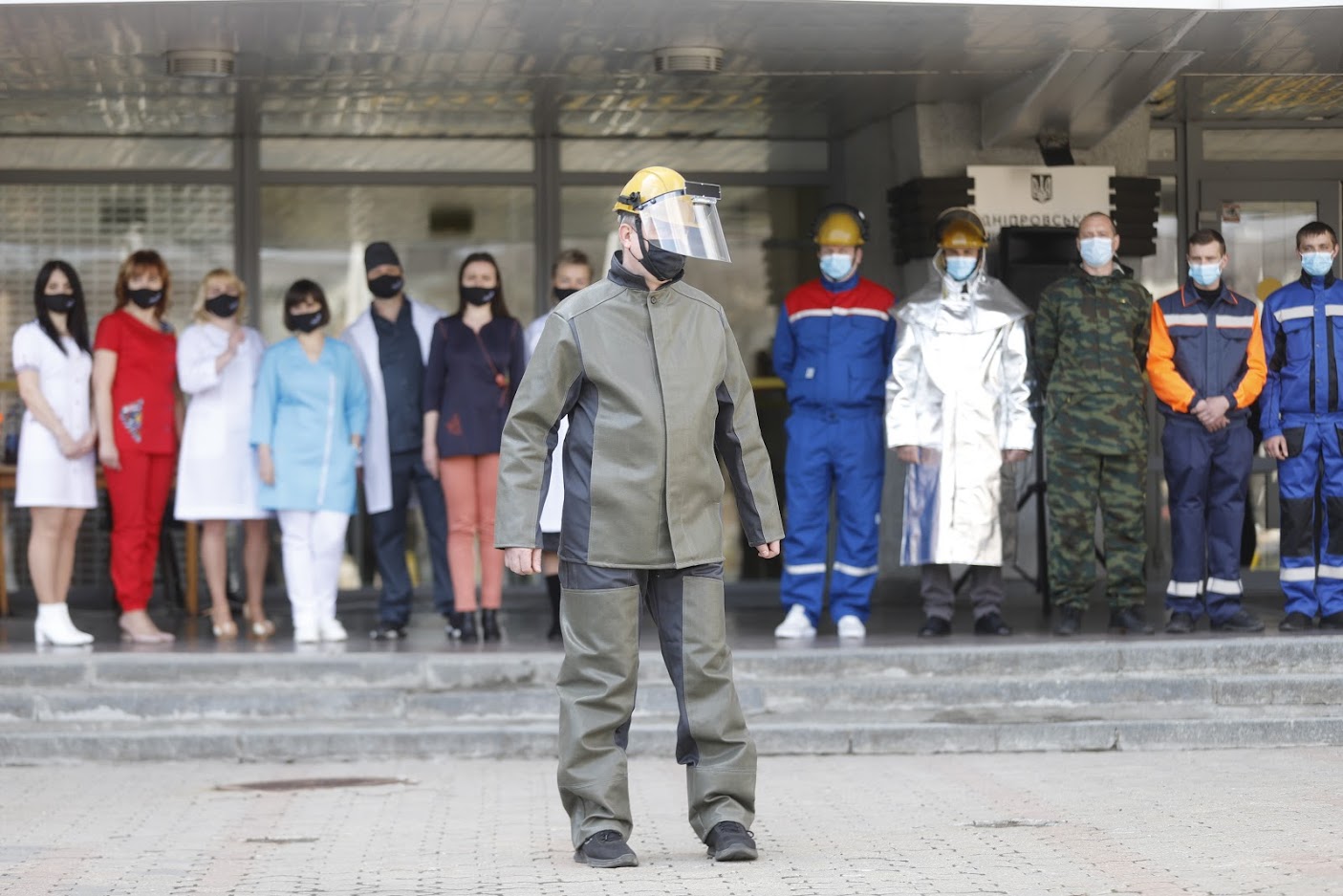 У Дніпрі провели дефіле у захисних костюмах для працівників різних сфер