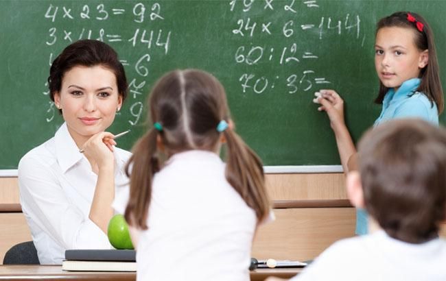 Украинских учителей огорчили новостью о зарплатах: подробности