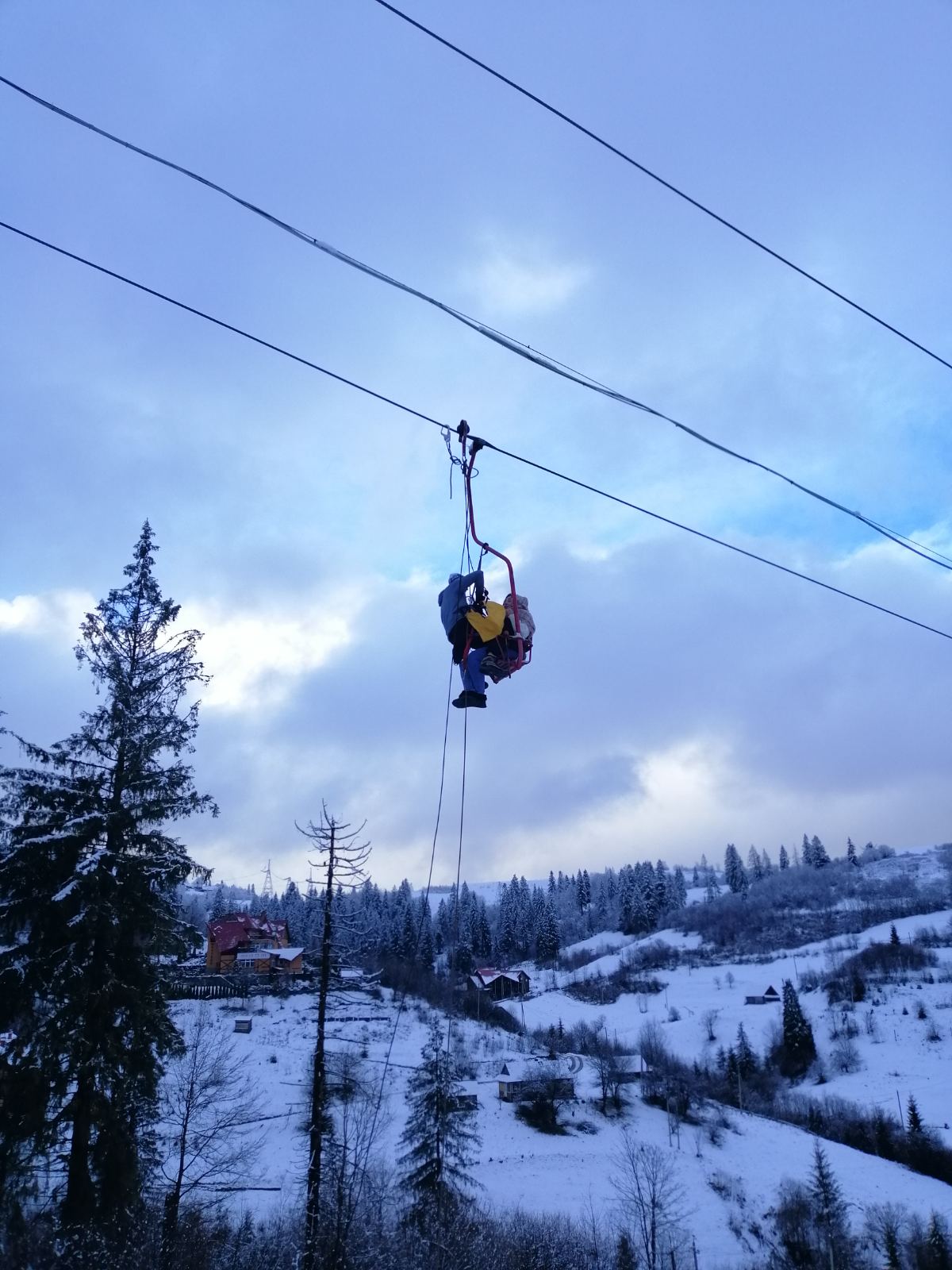 ЧП на курорте в Карпатах: 74 туриста оказались в ловушке на канатной дороге (фото)