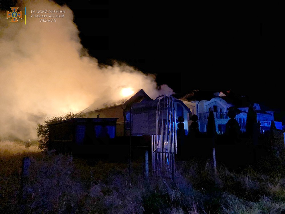 На Закарпатье в дом попала молния: он вспыхнул, как спичка