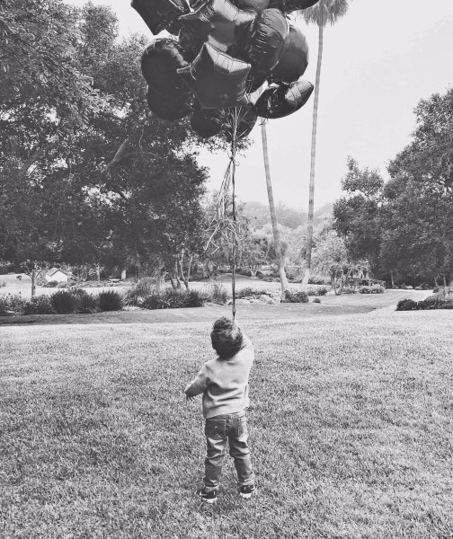 Меган Маркл и принц Гарри показали свежее фото малыша Арчи