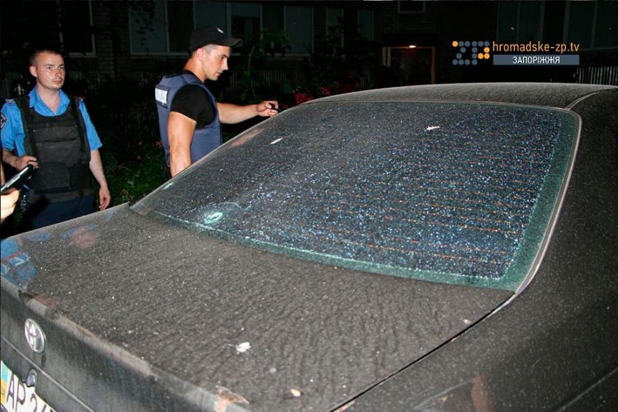 У Запоріжжі невідомий обстріляв автомобіль