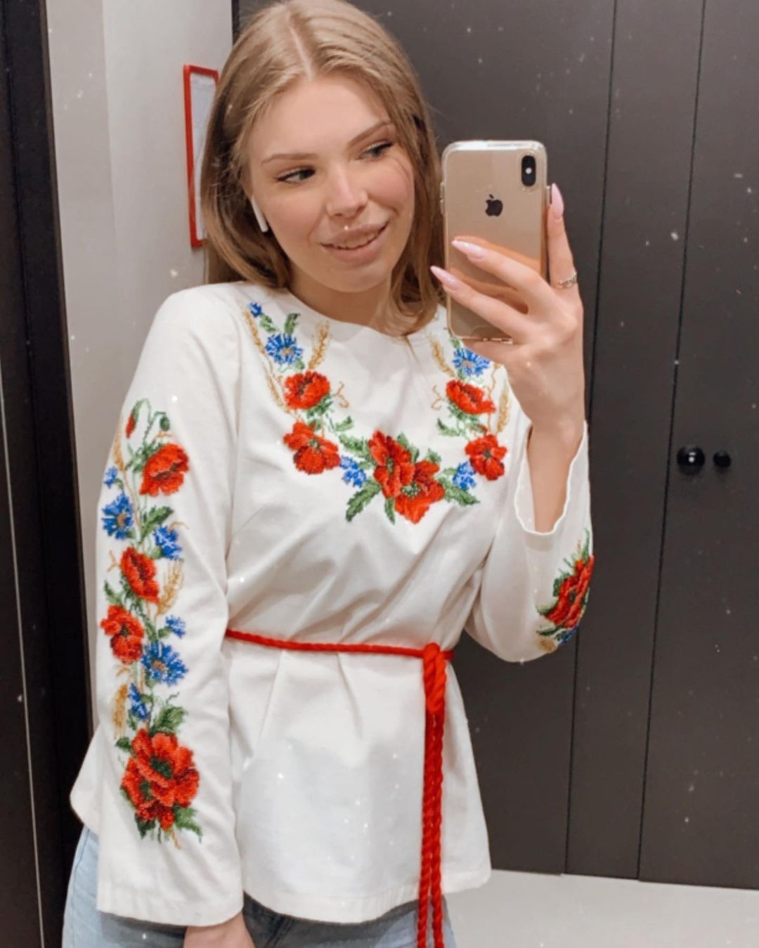 Украинский язык уже не "мерзкий": скандальная блогерша из Киева надела вышиванку и извинилась (фото)