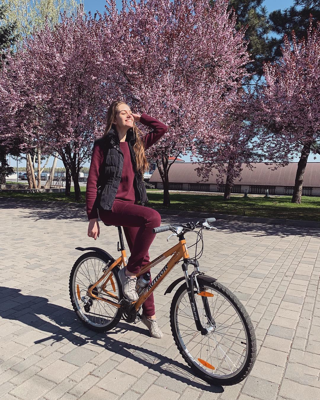 Праздник приближается: жена Комарова очаровала милым студенческим образом