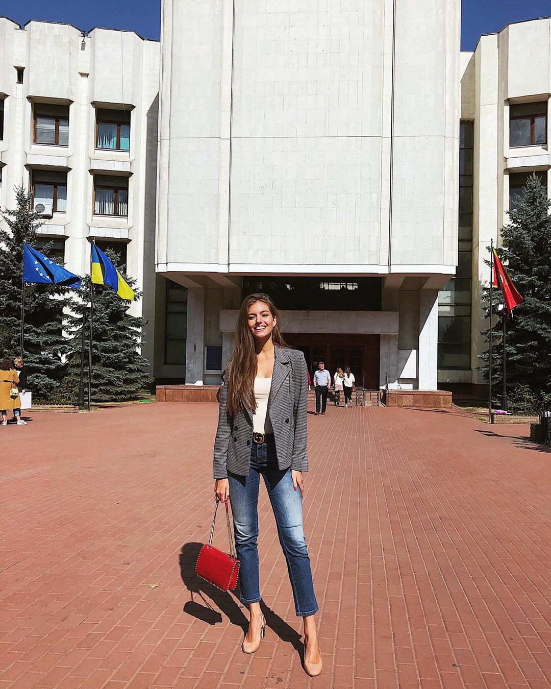 Праздник приближается: жена Комарова очаровала милым студенческим образом