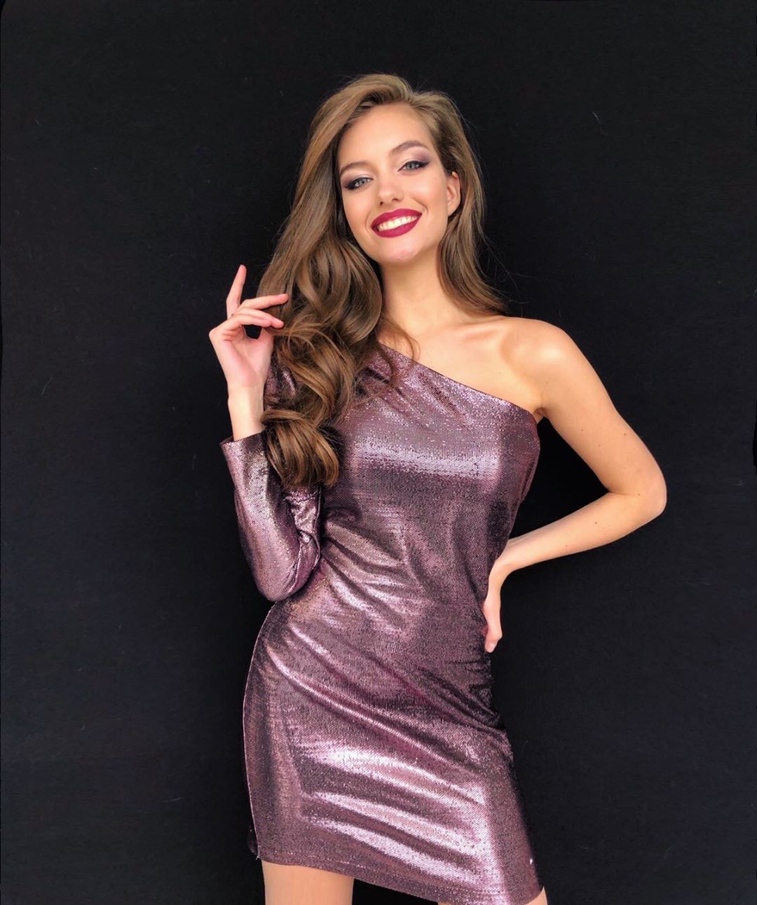 На вечеринке Великого Гэтсби: золотая жена Дмитрия Комарова покорила новогодним ретро-образом