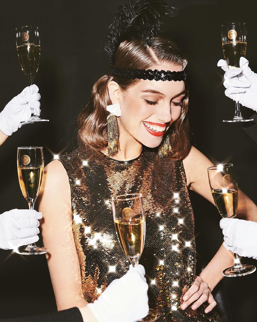 На вечеринке Великого Гэтсби: золотая жена Дмитрия Комарова покорила новогодним ретро-образом