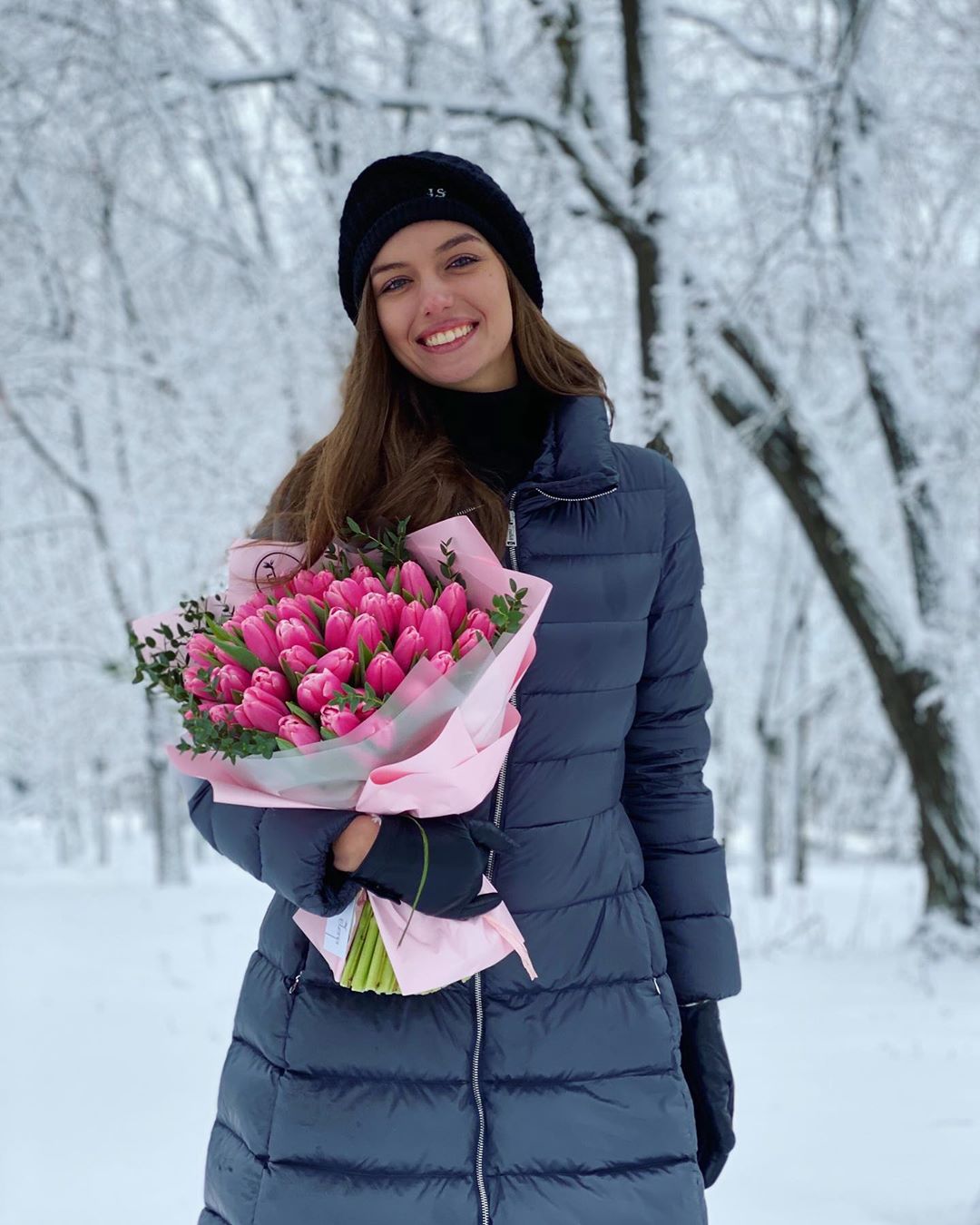 Миссис Зима-2020: молодая жена Дмитрия Комарова очаровала "цветочным" аутфитом