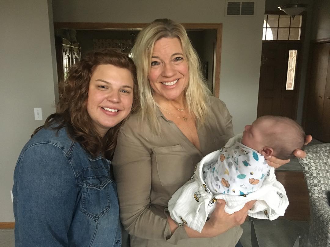 Полным составом: модель plus-size Эшли Грэм зажигает в рекламе купальников с младшей сестрой