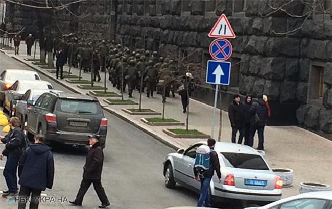 Под здание Рады стягивают силовиков