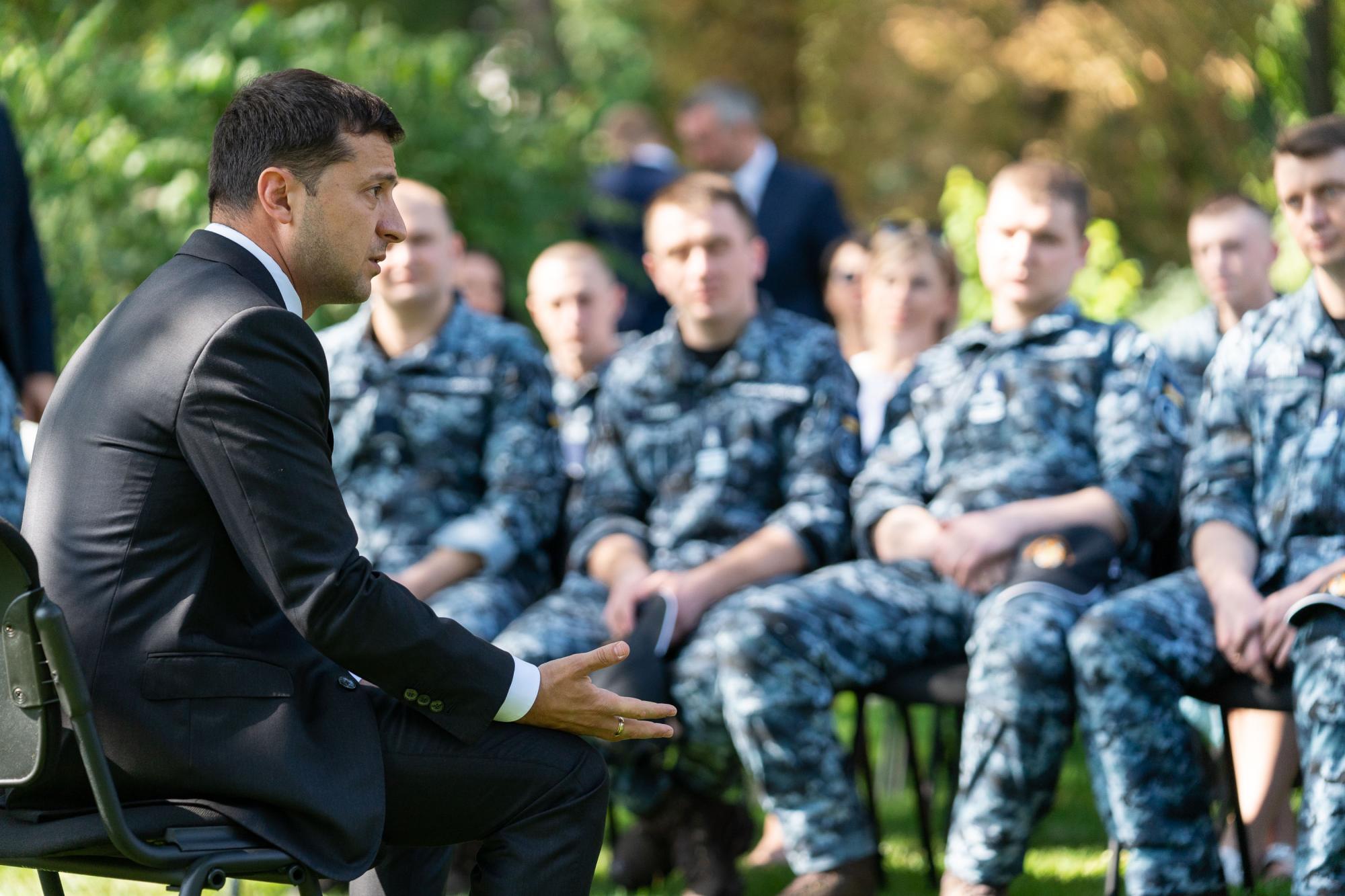 Появились трогательные фото Зеленского с освобожденными моряками