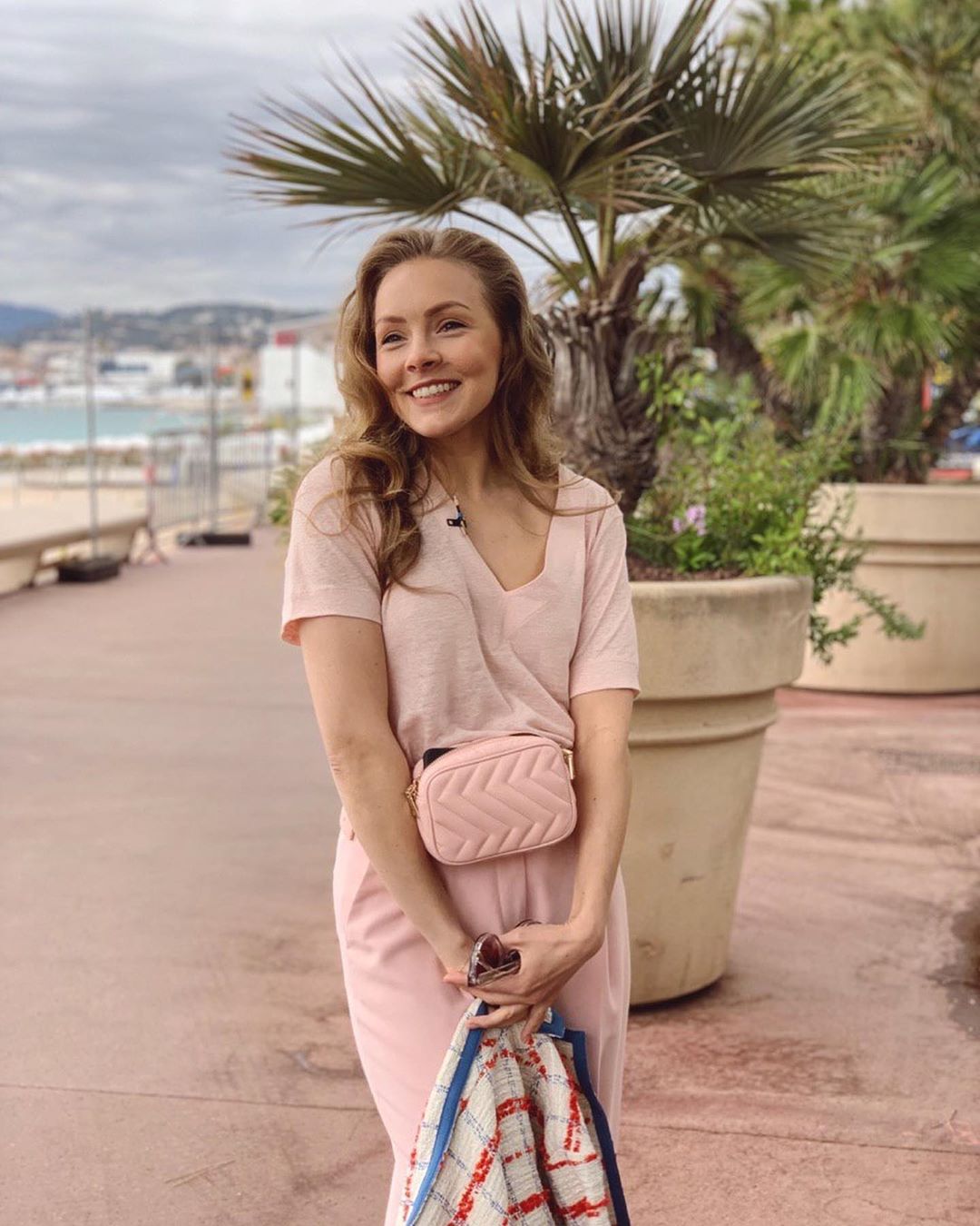 Алена Шоптенко прогулялась по набережной в Каннах в элегантном розовом наряде