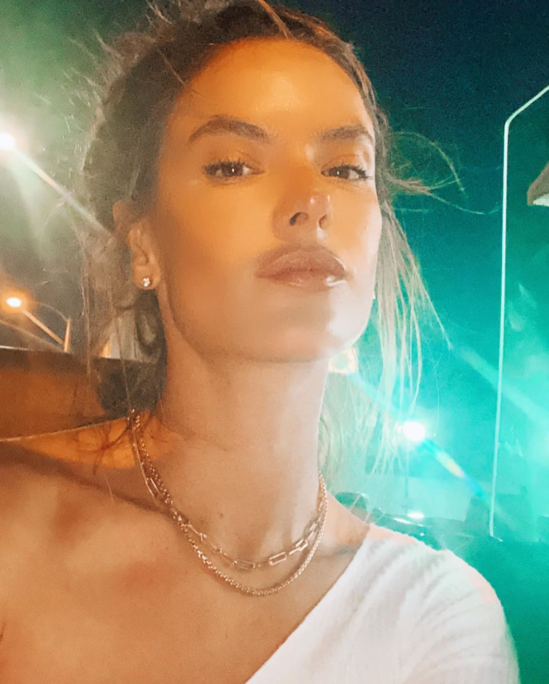 Для жарких вечеринок: Алессандра Амбросио показала соблазнительный вечерний образ