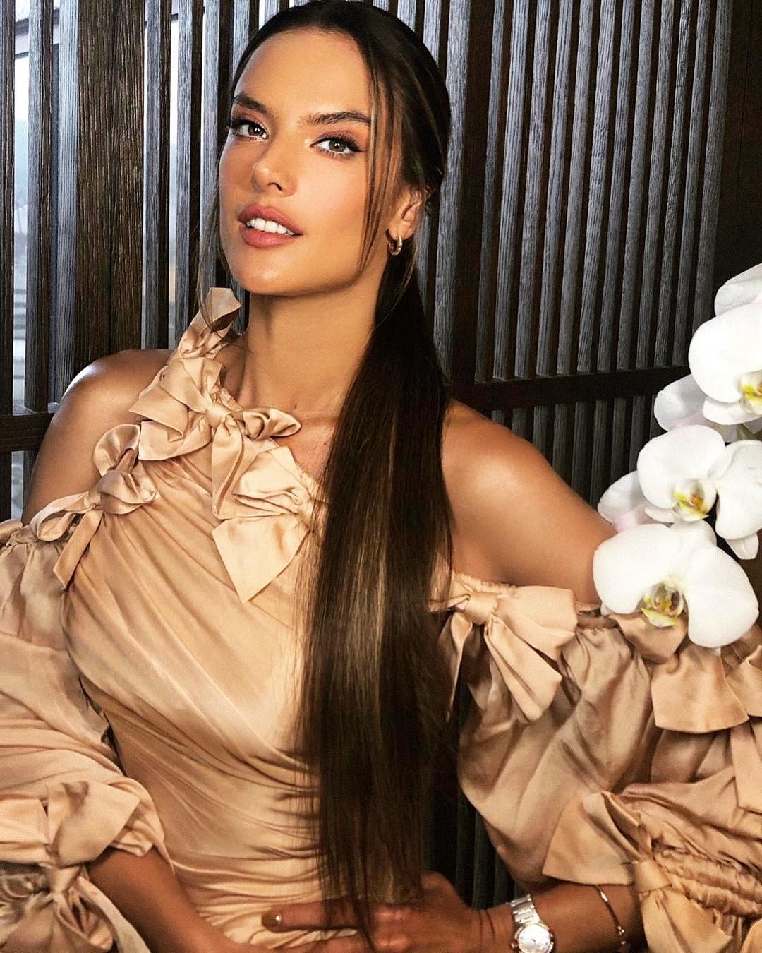 Куколка: Алессандра Амбросио блеснула точеной фигурой в кокетливом платье