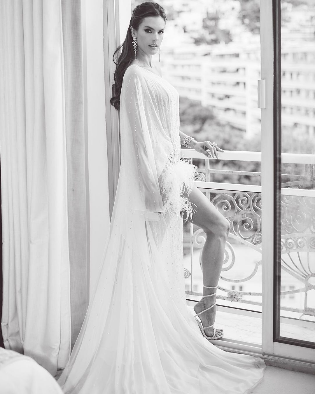 Фатальна красуня: Алессандра Амбросіо захопила стрункою фігурою в розкішній сукні