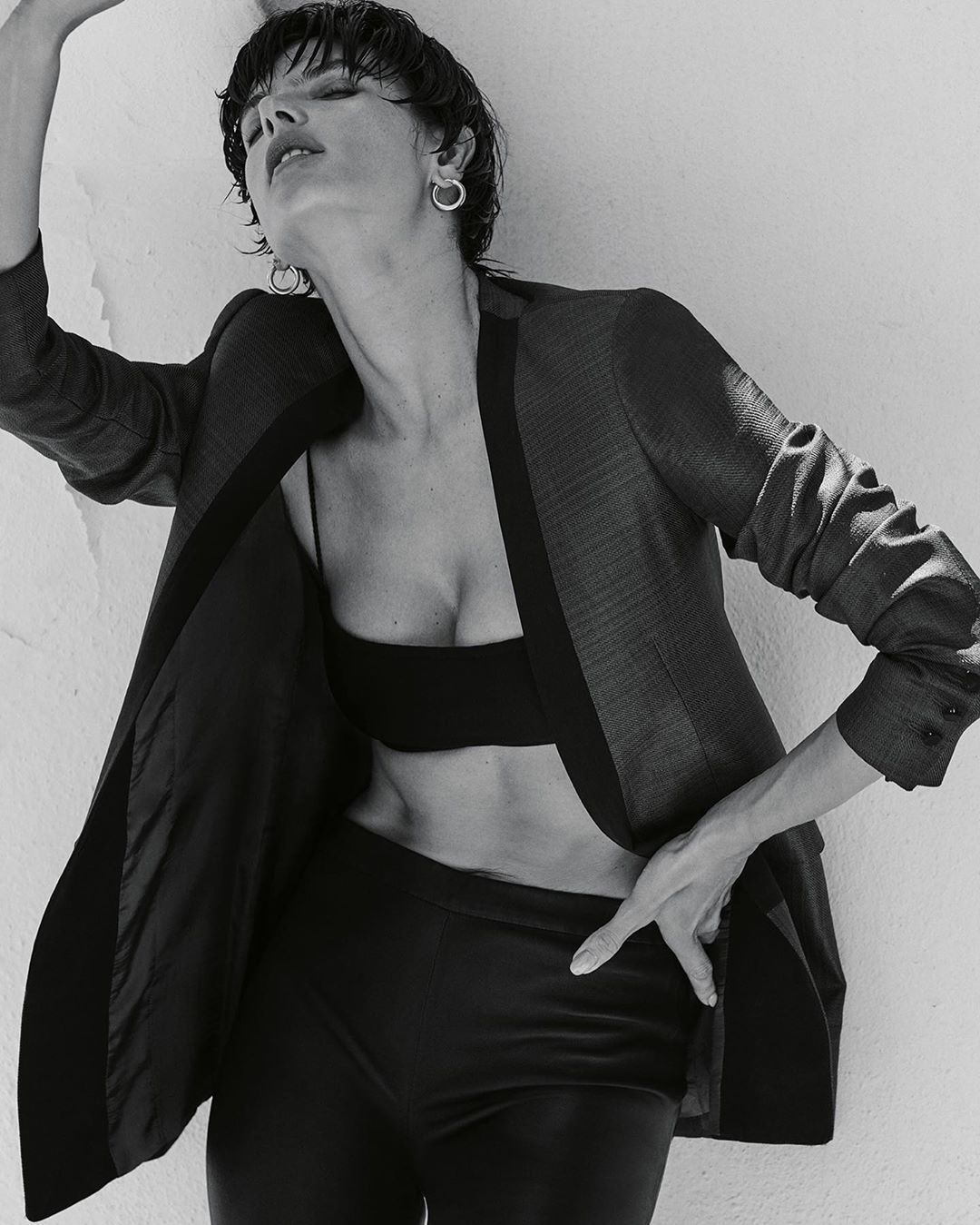 Алессандра Амбросио похвасталась роскошным телом в откровенном бикини