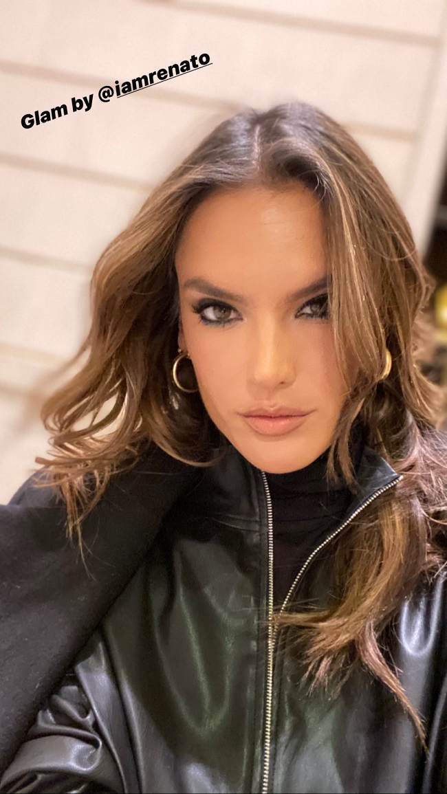 Девушка рокера: Алессандра Амбросио восхитила стройной фигурой в эффектном total look