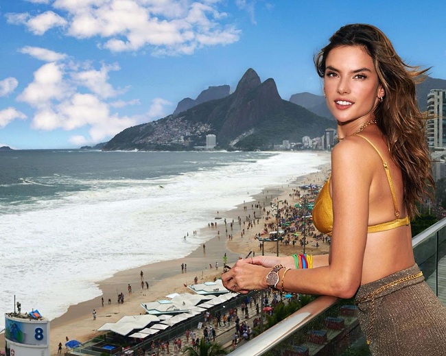 В брюках клеш и бюстгальтере: Алессандра Амбросио похвасталась стройным телом в необычном наряде