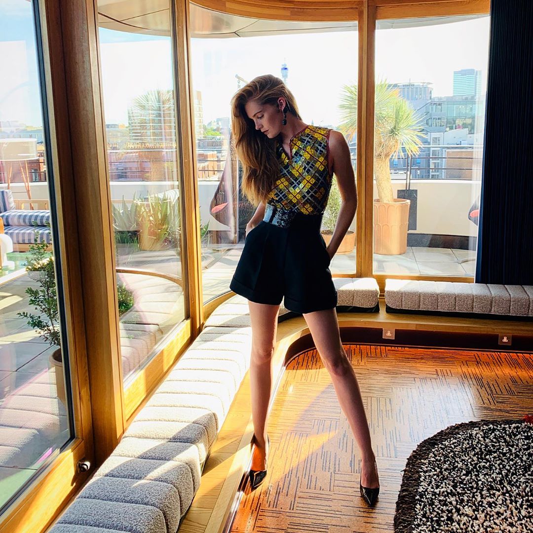 Горячий "ангел": модель Victoria's Secret соблазняет роскошной фигурой в откровенной съемке