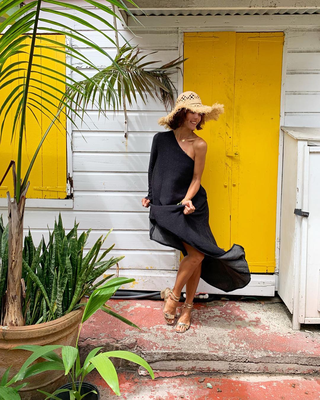 Самая солнечная и легкая: звезда "Орла и Решки" показала стройные ножки на Карибах