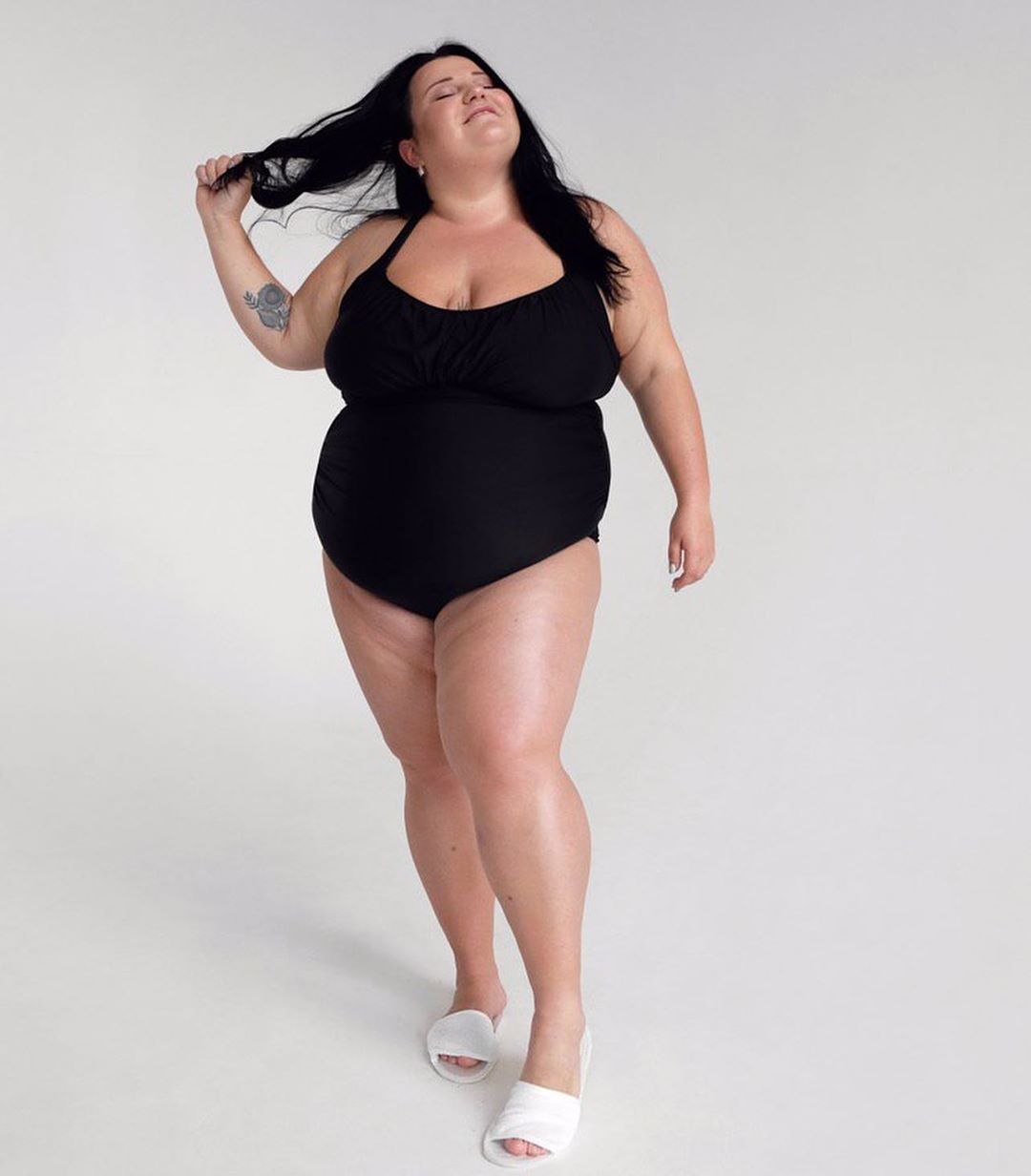 "Діва": Alyona Alyona засвітила пишні форми в купальнику