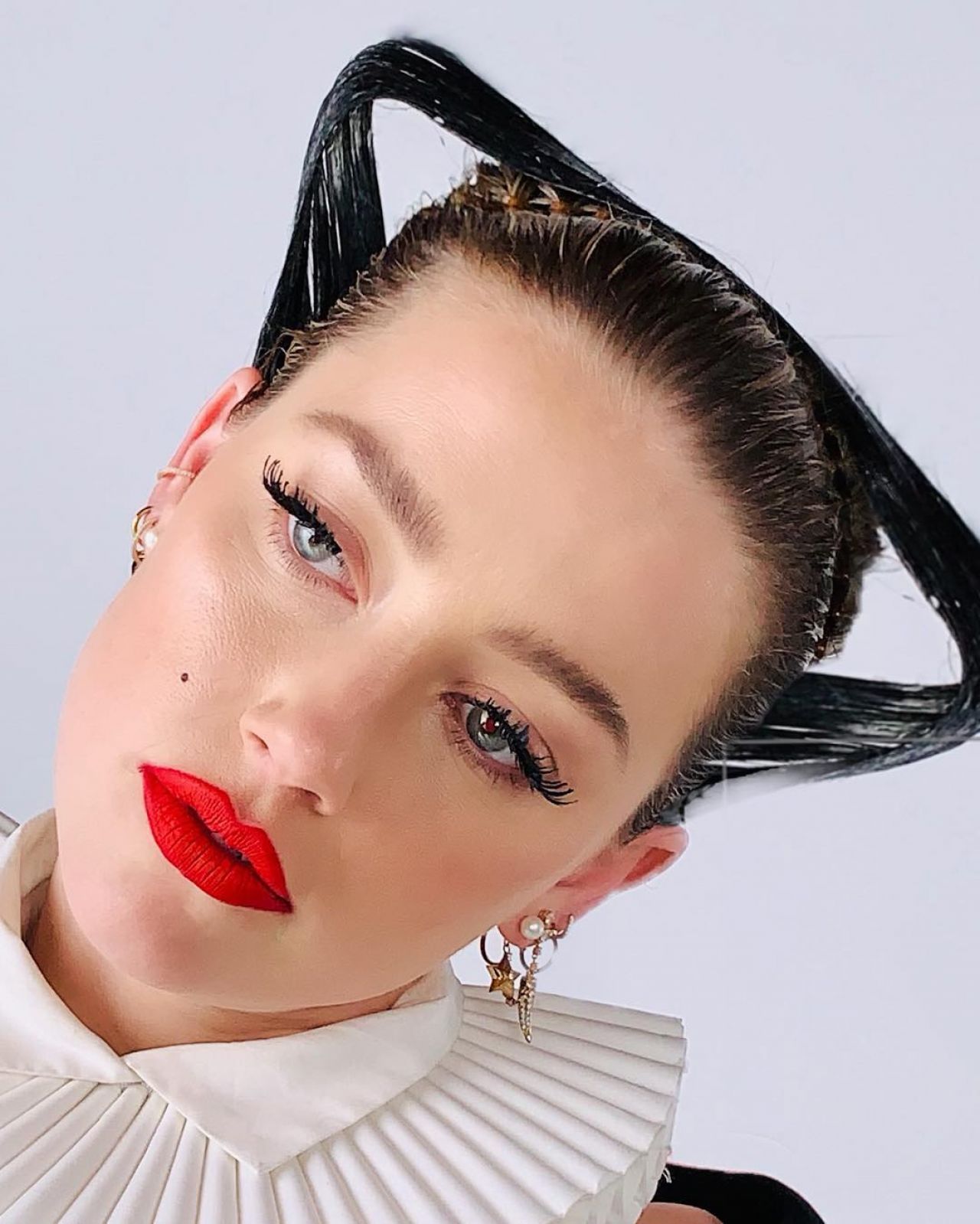 Ембер Херд в провокаційному образі знялася в яскравому фотосеті